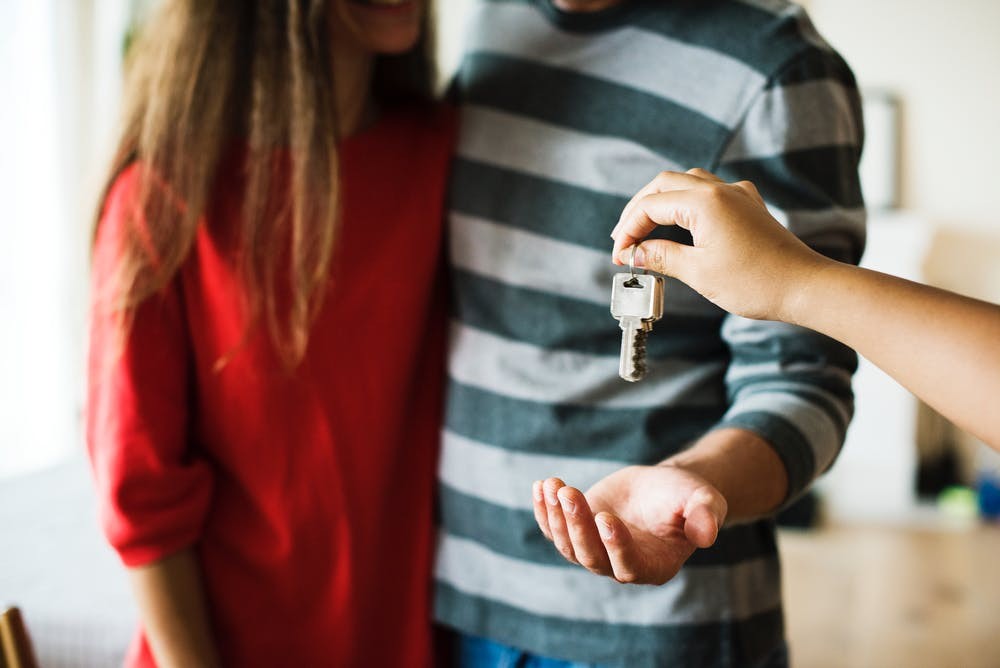 handing-keys-to-buyer