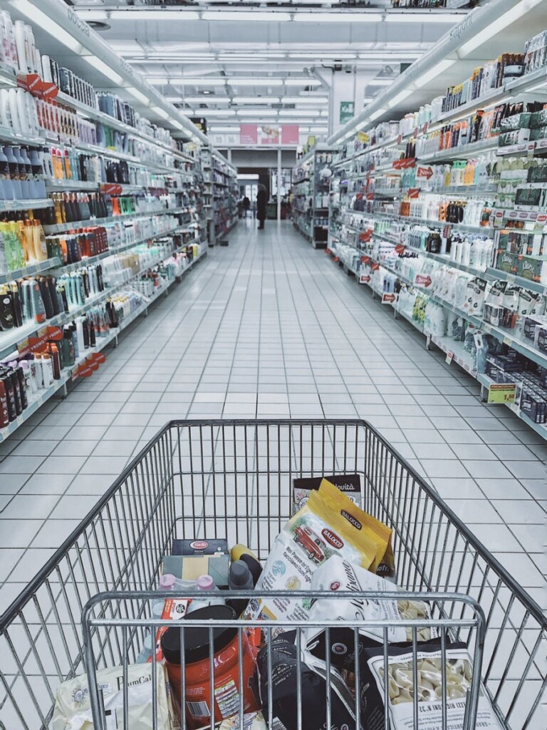 shopping-cart-in-grocery-store